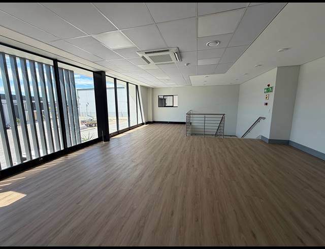 654M² WAREHOUSE TO LET IN STIKLAND INDUSTRIAL